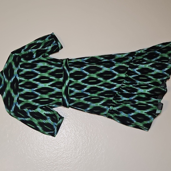 Chic Asymmetrical Dress in Green and Black - Picture 3 of 8